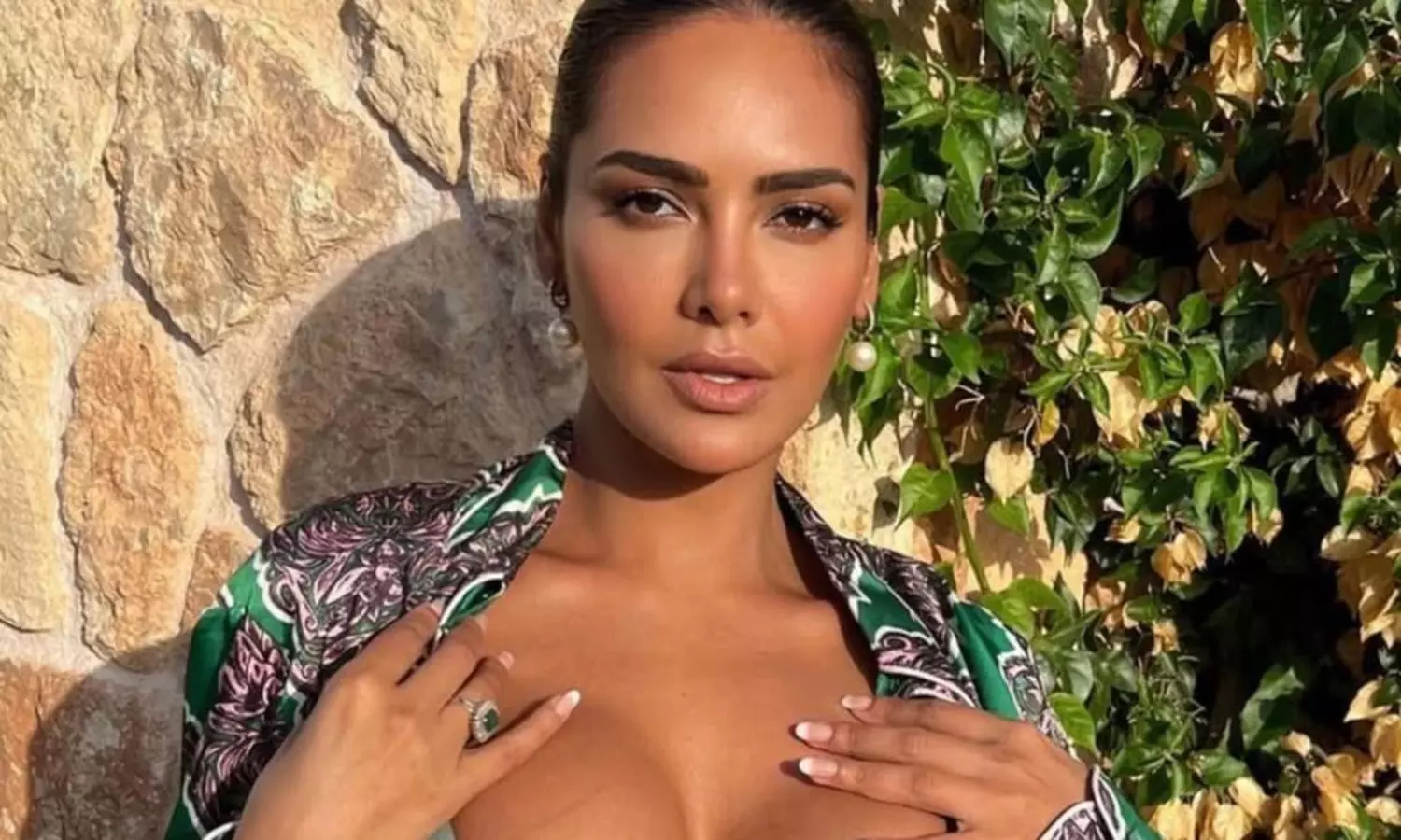 40 ఏజ్‌లోను ఇషా గుప్తా స్ట‌న్నింగ్ లుక్