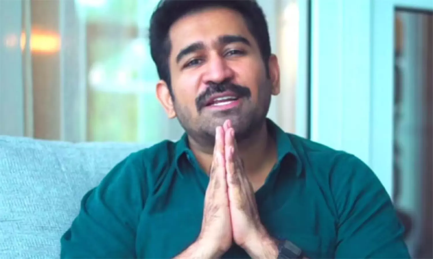 విజయ్ ఆంటోని కవరింగ్.. అయినా వెనక్కి తగ్గని నెటిజెన్లు..! విజయ్ ఆంటోని కవరింగ్.. అయినా వెనక్కి తగ్గని నెటిజెన్లు..!