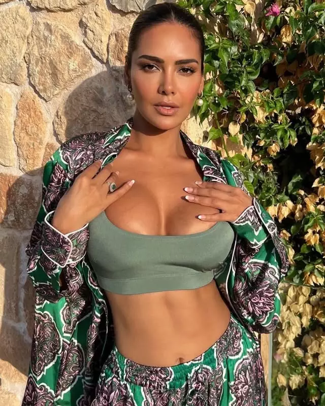 Esha Guptas Amazing Clicks