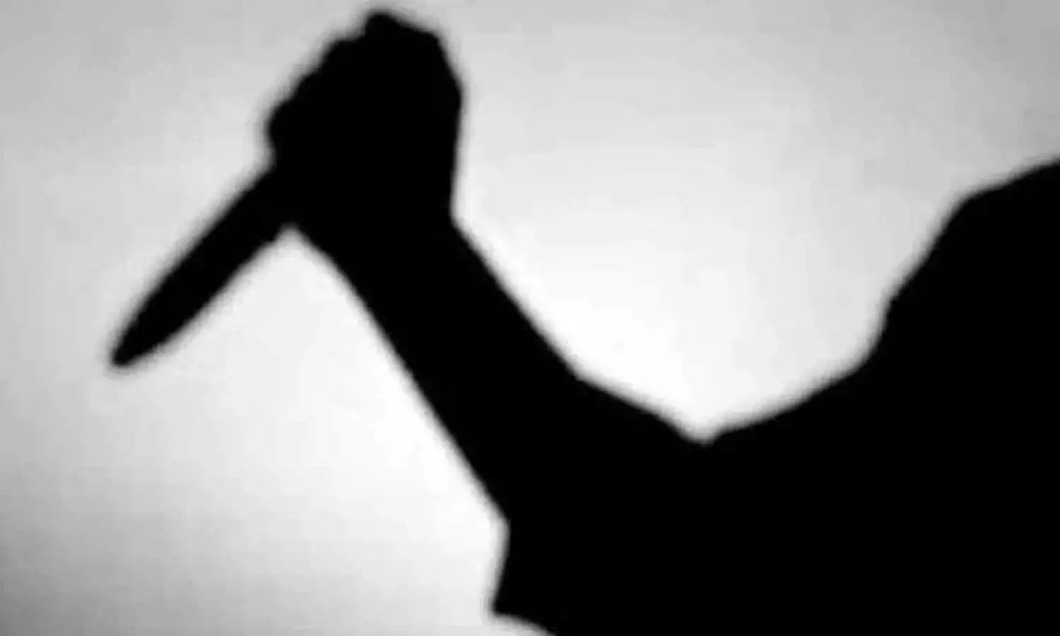 మొబైల్‌ వాడొద్దన్నందుకు భర్తపై కత్తితో దాడి.. చోరీ సొత్తు అప్పగింత