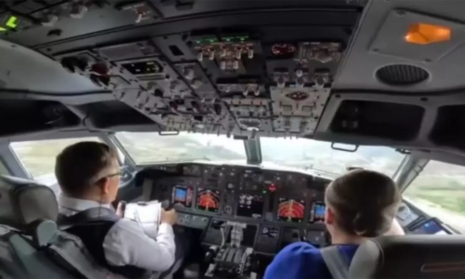 రాజు పైలట్.. రాణి ప్యాసింజర్.. ఓ విదేశీ టూర్.. కఠినమైన ల్యాండింగ్ రాజు పైలట్.. రాణి ప్యాసింజర్.. ఓ విదేశీ టూర్.. కఠినమైన ల్యాండింగ్