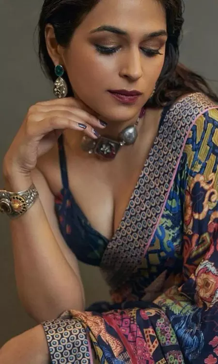 Shraddha Das Stuns in a Amazing Saree Look
