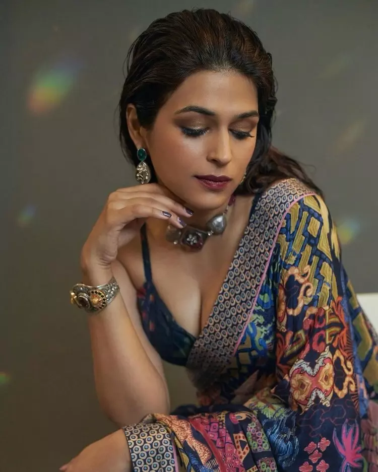 Shraddha Das Stuns in a Amazing Saree Look