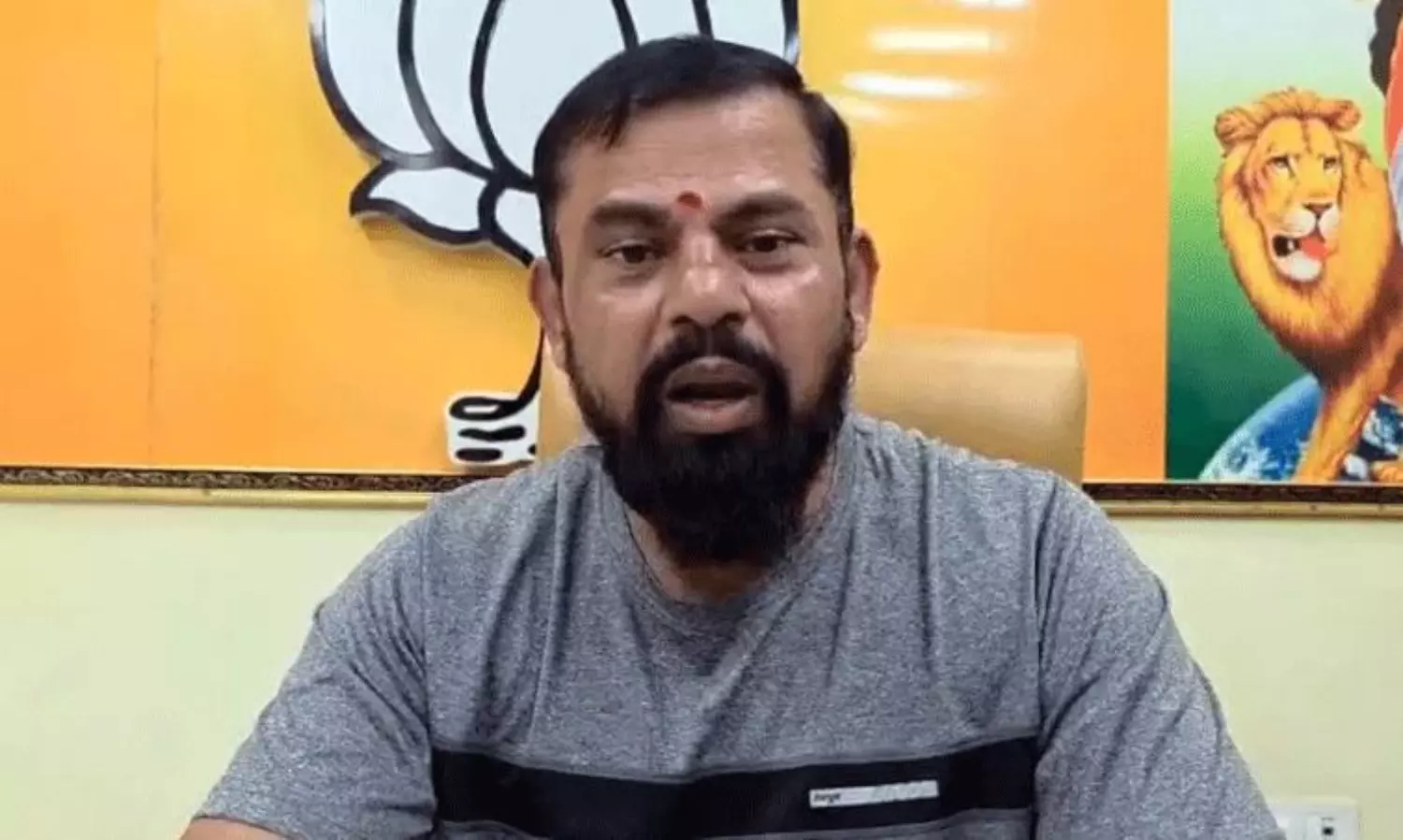 పాక్ జెండాలతో రాజాసింగ్ సంచలనం.. పోలీసుల తీరుపై ఫైర్