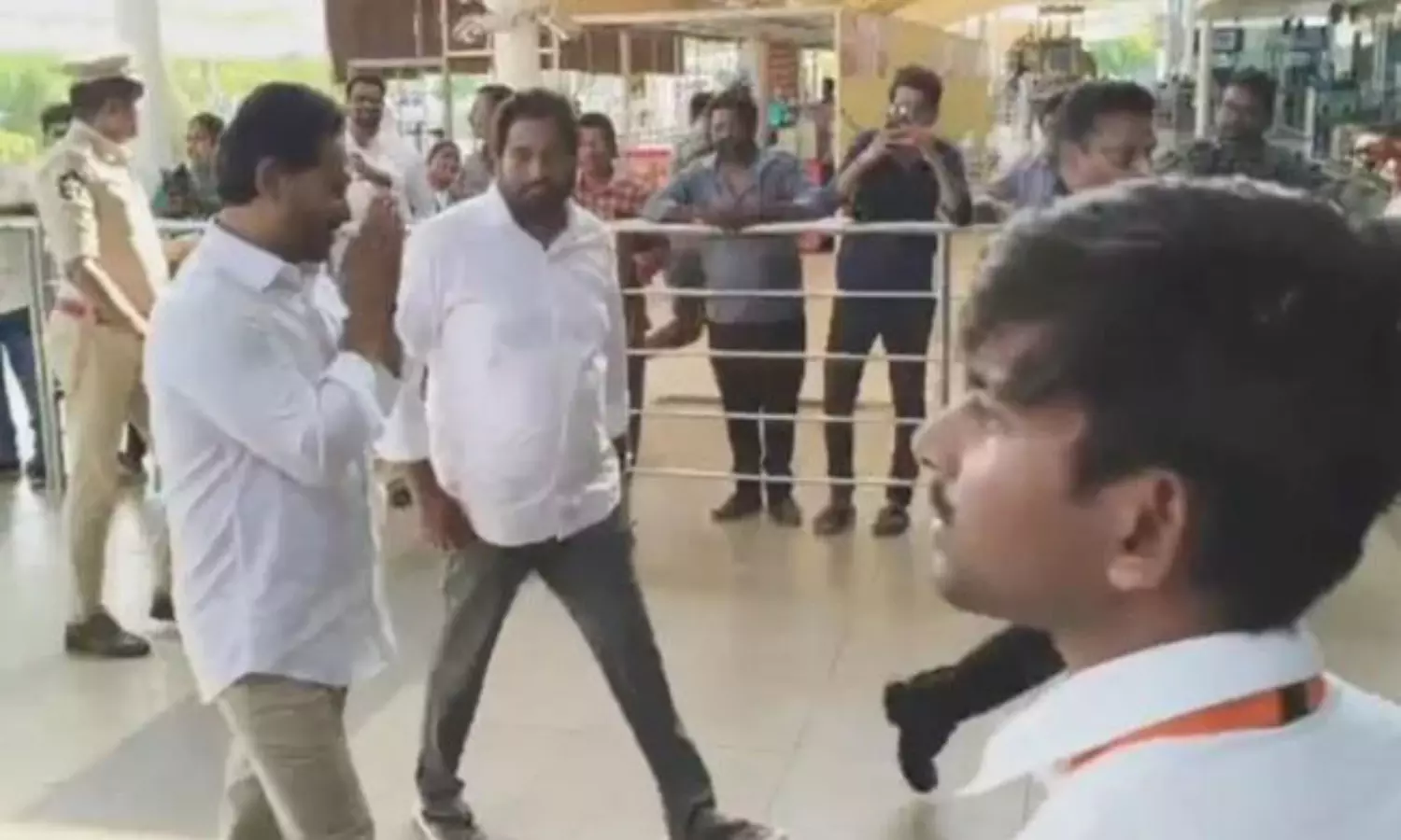 విశాఖకు జగన్.. తోడురాని నేతలు.. రీజనేంటి? విశాఖకు జగన్.. తోడురాని నేతలు.. రీజనేంటి?