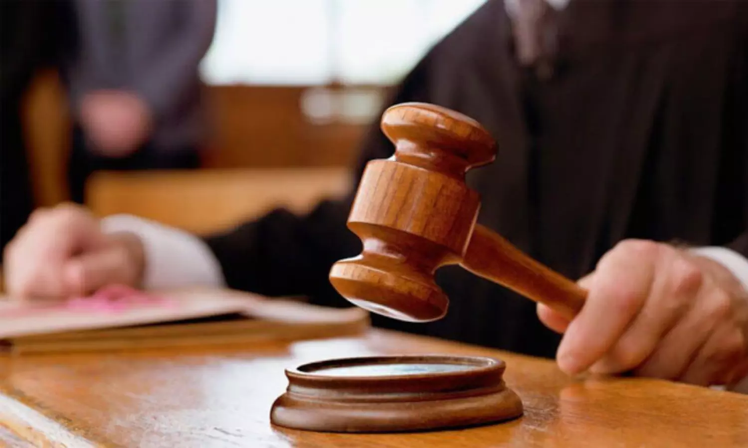 బెడిసికొట్టిన భార్య తెలివి తేటలు..విడాకుల కేసులో కోర్టు లక్షల జరిమానా బెడిసికొట్టిన భార్య తెలివి తేటలు..విడాకుల కేసులో కోర్టు లక్షల జరిమానా