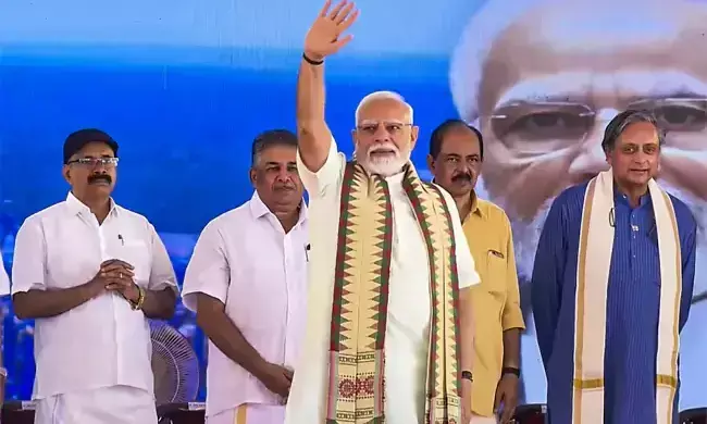 మోదీతో శశిథరూర్.. కాంగ్రెస్ లో ప్రకంపనలు?