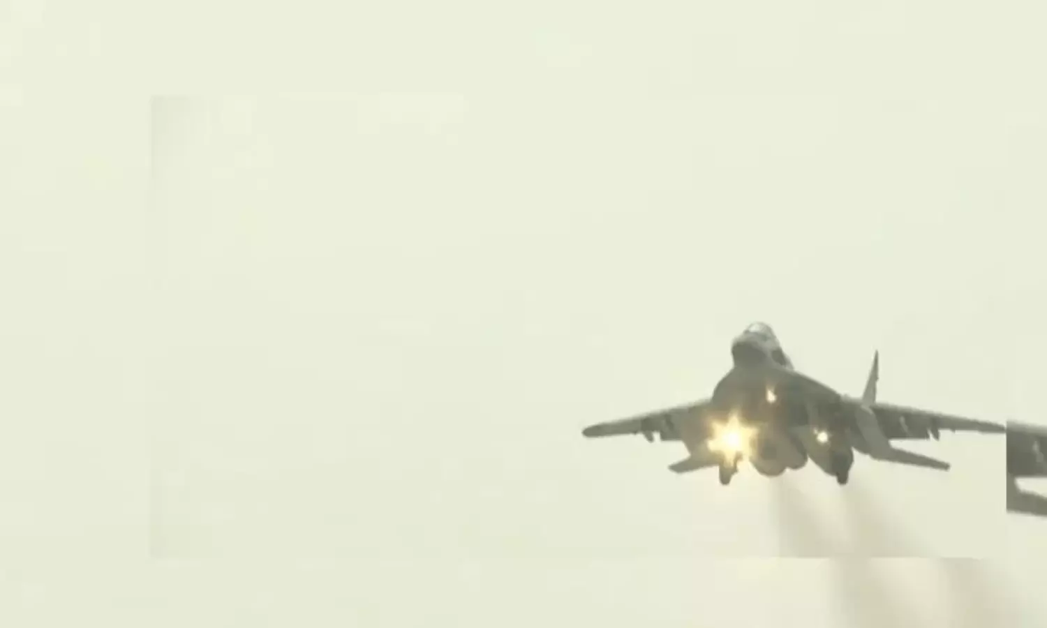 ఎక్స్ ప్రెస్ వే పై యుద్ధ విమానాల మెగా బల ప్రదర్శన.. వీడియో! ఎక్స్ ప్రెస్ వే పై యుద్ధ విమానాల మెగా బల ప్రదర్శన.. వీడియో!