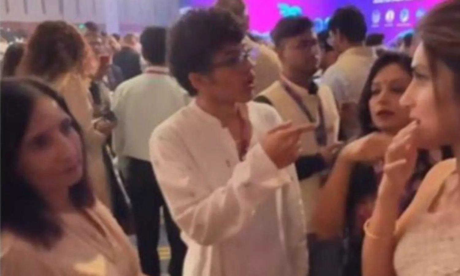 లేదు కాదంటూనే ఈ వ్యవహారాలేంటి అమ్మడు..!