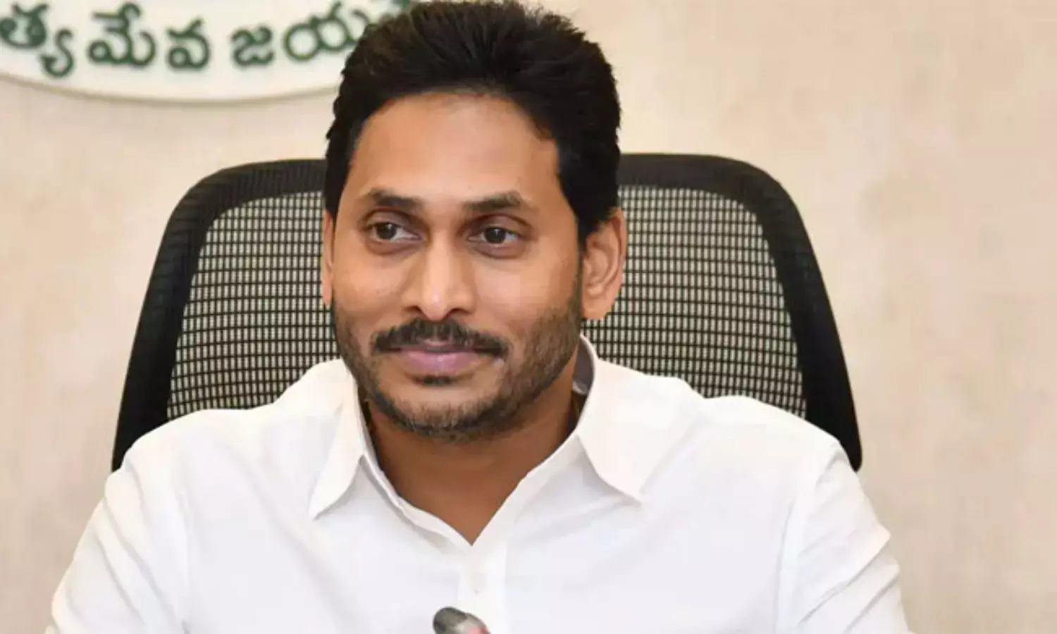 వారిని తిట్టొద్దు సార్.. జగన్ కు ఓ అమూల్య సలహా! వారిని తిట్టొద్దు సార్.. జగన్ కు ఓ అమూల్య సలహా!