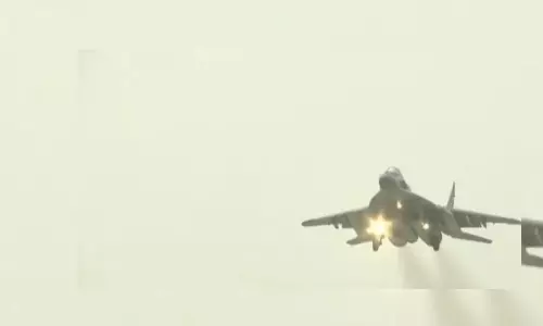 ఎక్స్  ప్రెస్ వే పై యుద్ధ విమానాల మెగా బల ప్రదర్శన.. వీడియో!