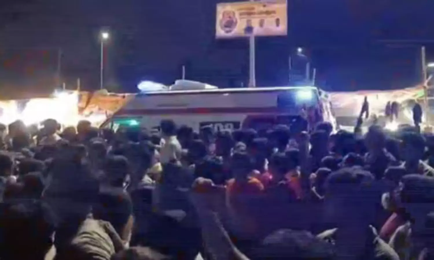 గోవాలో ఘోరం: ఆలయం వద్ద తొక్కిసలాట.. 6గురు దుర్మరణం గోవాలో ఘోరం: ఆలయం వద్ద తొక్కిసలాట.. 6గురు దుర్మరణం