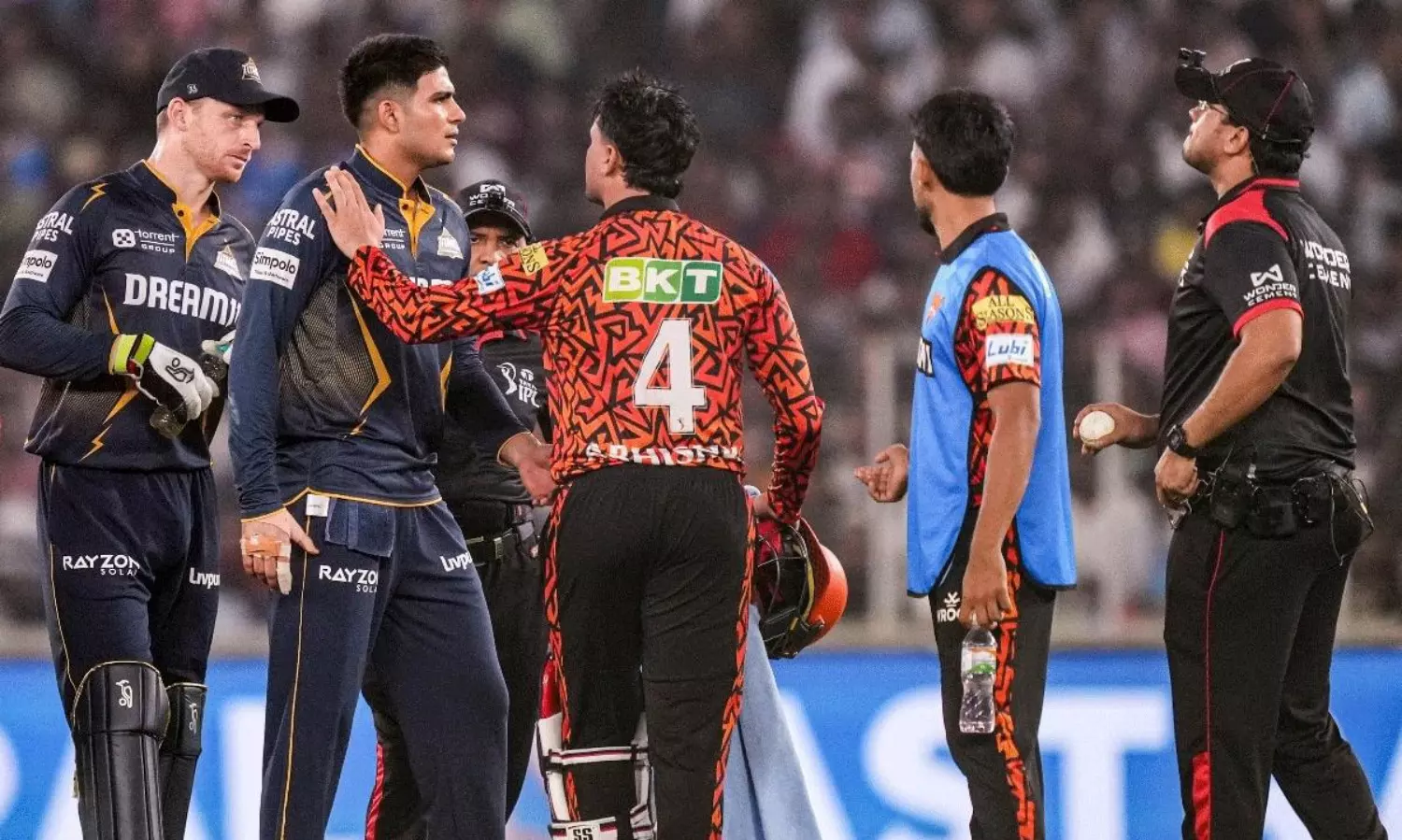 గ్రౌండ్ లో అంపైర్లతోనే లొల్లి.. ఐపీఎల్ లో కెప్టెన్ పై వేటు? గ్రౌండ్ లో అంపైర్లతోనే లొల్లి.. ఐపీఎల్ లో కెప్టెన్ పై వేటు?