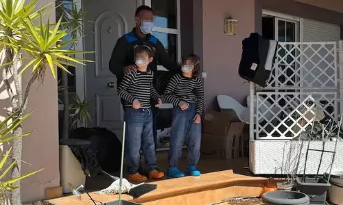 కరోనా పేరుతో పిల్లలకు నరకం.. మూడేళ్ల గదిలోనే చిన్నారులను బంధించిన తల్లిదండ్రులు