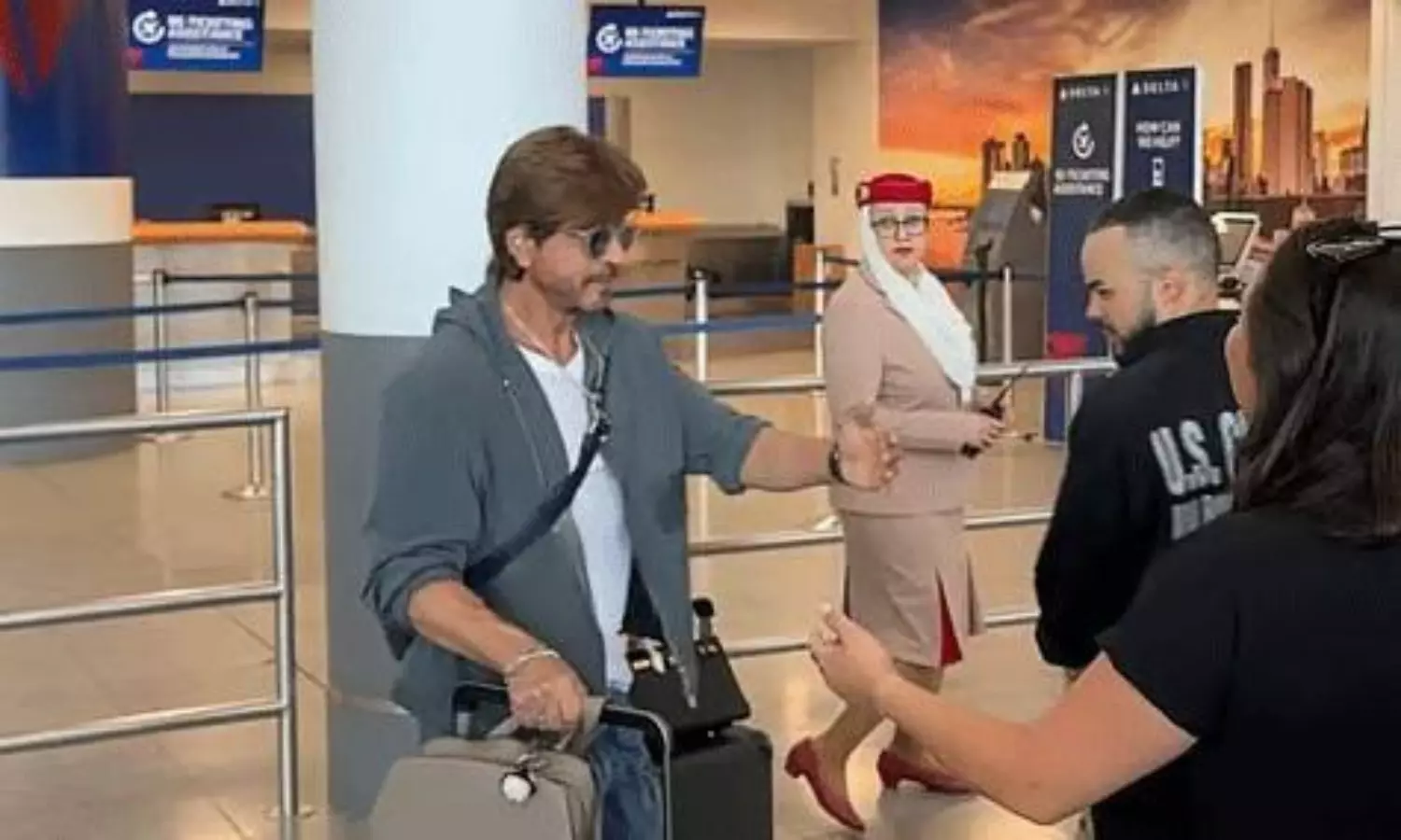 Shah Rukh Khan Turns Heads in Casual Look at New York Airport Shah Rukh Khan Turns Heads in Casual Look at New York Airport