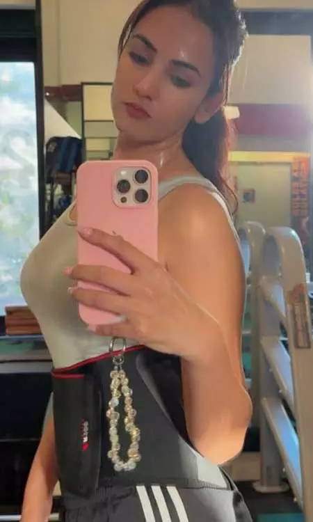 Sonal Chauhan and Her Gym Selfies: �Overcoming is Real Too!�