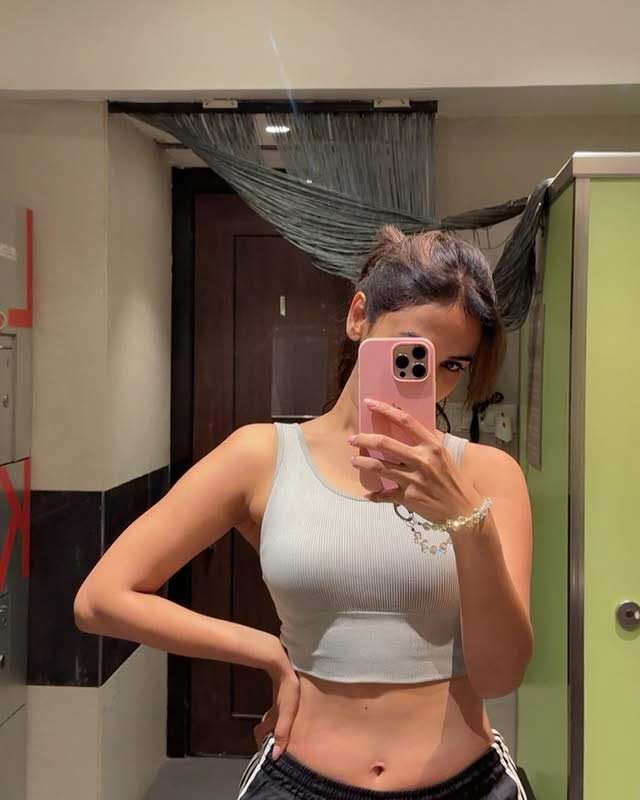 Sonal Chauhan and Her Gym Selfies: “Overcoming is Real Too!” Sonal Chauhan and Her Gym Selfies: “Overcoming is Real Too!”