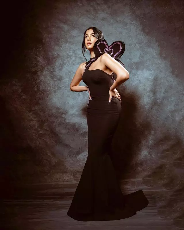 Sonal Chauhan and Her Gym Selfies: “Overcoming is Real Too!”