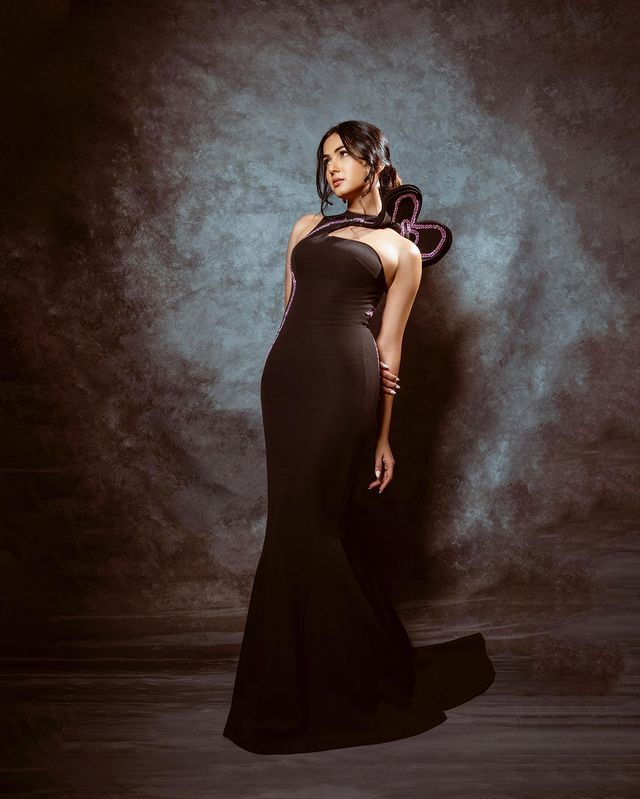 Sonal Chauhan and Her Gym Selfies: “Overcoming is Real Too!”