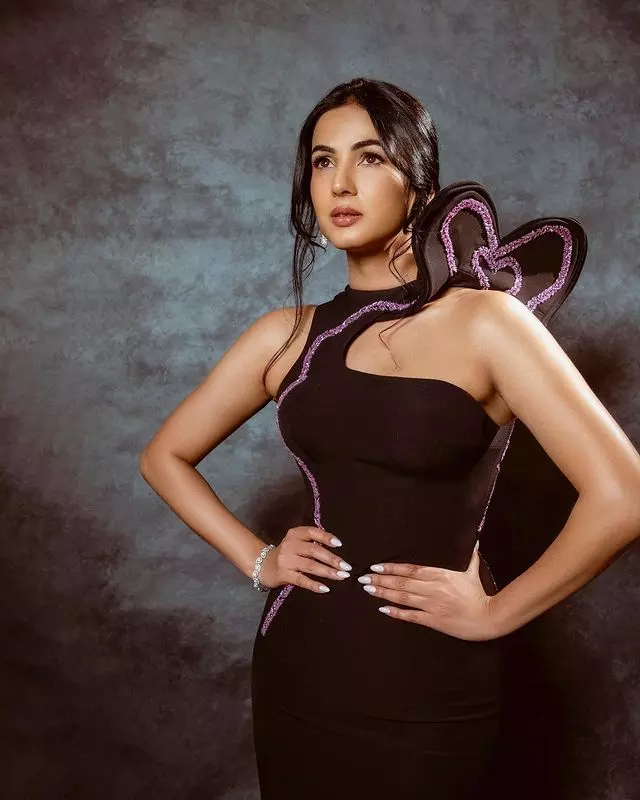 Sonal Chauhan and Her Gym Selfies: “Overcoming is Real Too!” Sonal Chauhan and Her Gym Selfies: “Overcoming is Real Too!”