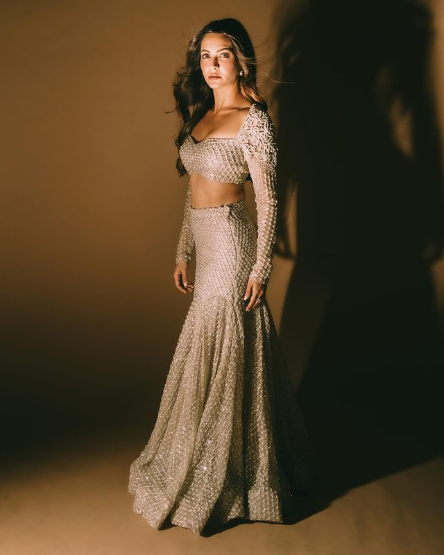 Kriti Kharbanda’s Floral Feels & Carefree Vibes