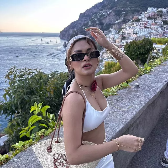 Is it the sun shining, or is it just Avneet Kaur? Is it the sun shining, or is it just Avneet Kaur?