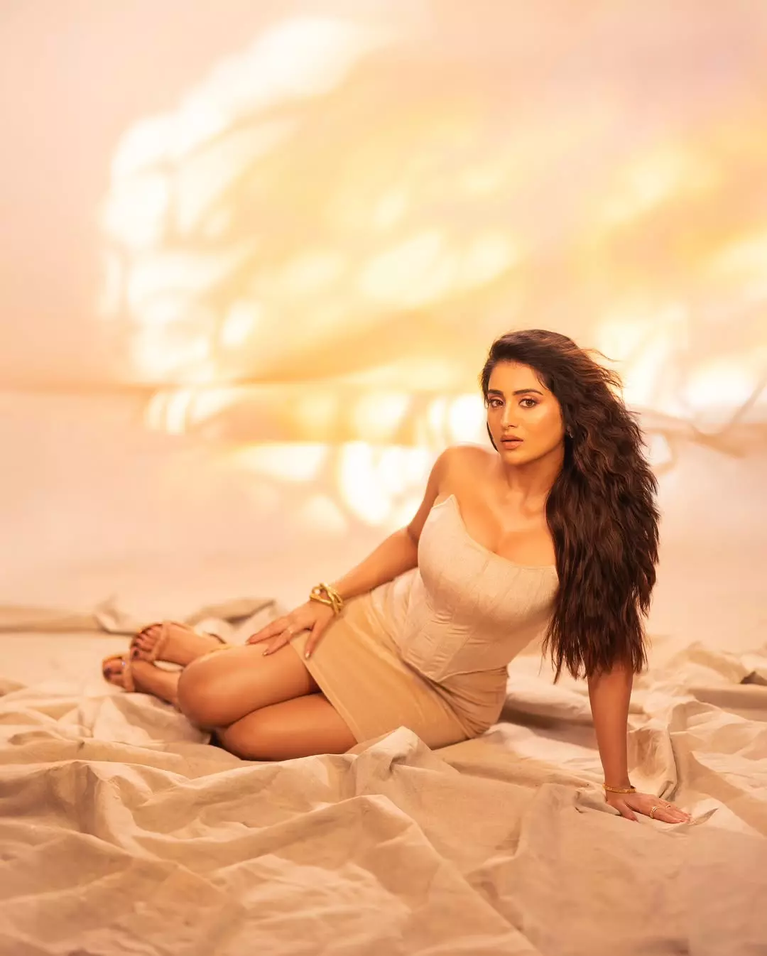 Raashi Singh Spices Up Instagram with Her Saree Look in Kitchen Raashi Singh Spices Up Instagram with Her Saree Look in Kitchen