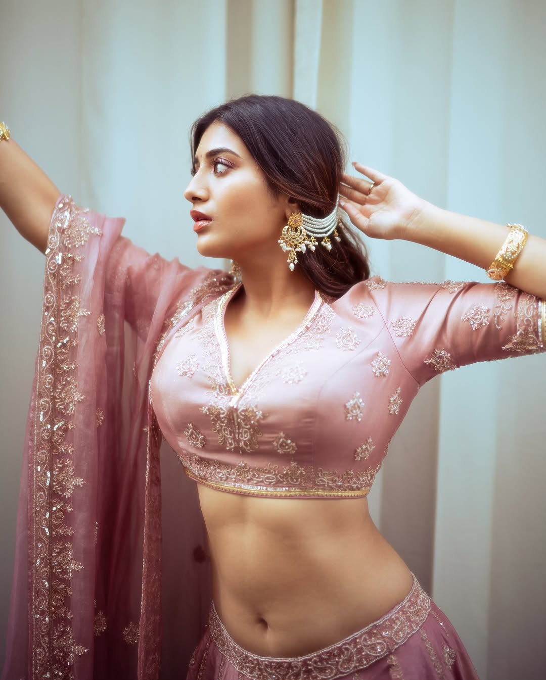 Raashi Singh Spices Up Instagram with Her Saree Look in Kitchen