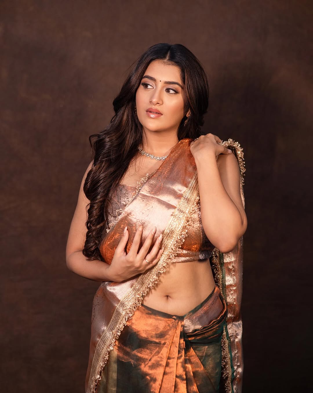 Raashi Singh Spices Up Instagram with Her Saree Look in Kitchen