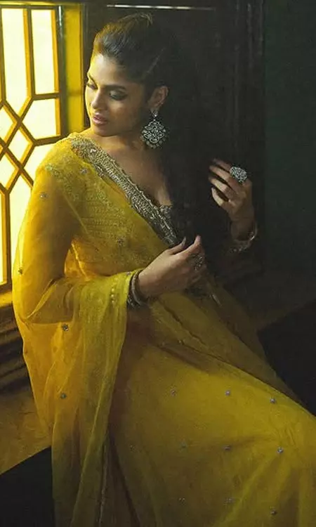 Faria Abdullahs Yellow Lehenga Look Comes with a Poetic Twist