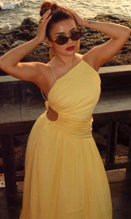 Avneet Kaur’s Sunshine Moment in Yellow Dress and Sunset Goals