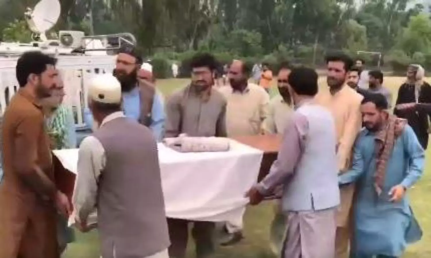 ఉగ్రవాదుల అంత్యక్రియల్లో పోలీసులకేం  పని... నెటిజన్లు ఫైర్!