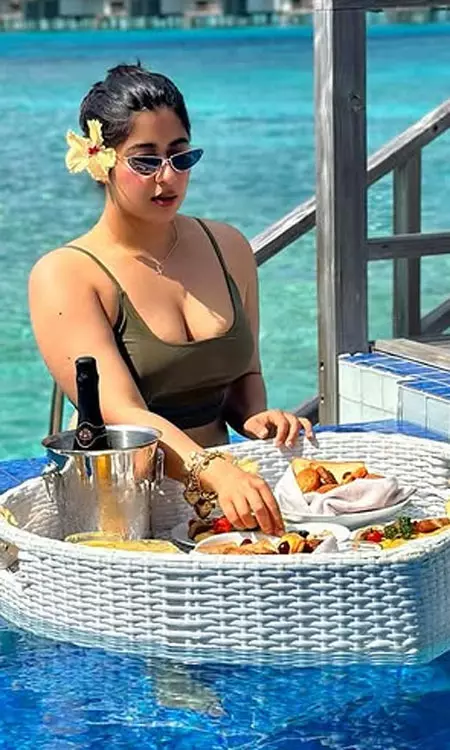 Nikita Sharmas Poolside Breakfast in Maldives