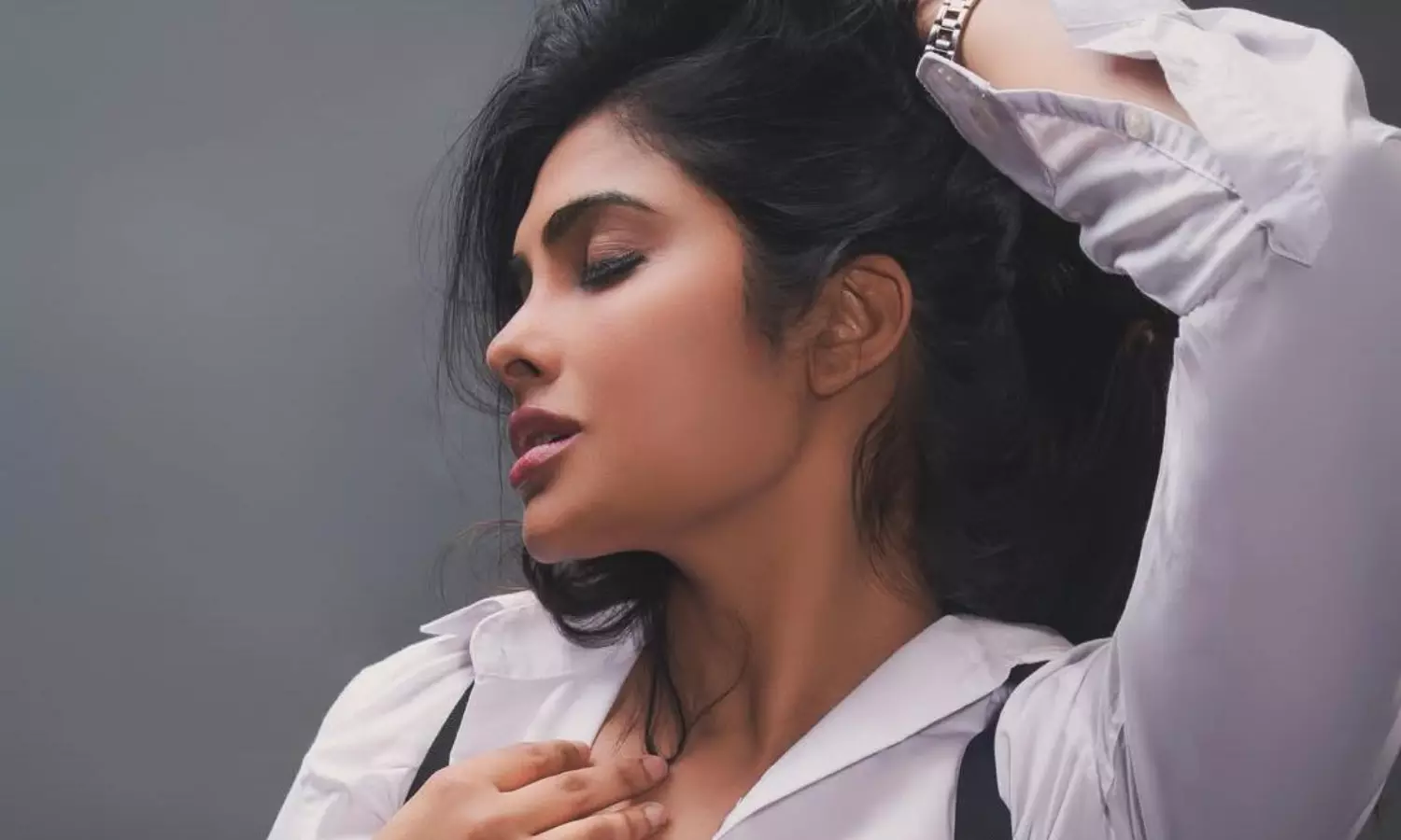 Divi’s Vintage Look Stuns Fans with Class and Confidence