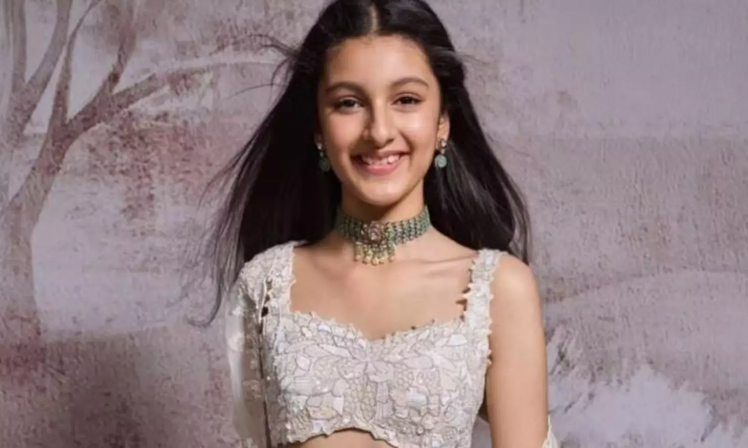 ఫోటో స్టోరి: సితార వైట్ లెహంగా వైబ్స్ ఫోటో స్టోరి: సితార వైట్ లెహంగా వైబ్స్