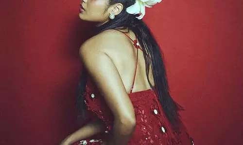 Faria Abdullah Steals the Show with Her Retro Glam and Playful Stills