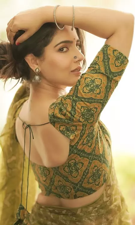 Malvi Malhotra Shines Bright in Her Tamil Ponnu Look