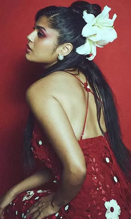 Faria Abdullah Steals the Show with Her Retro Glam and Playful Stills