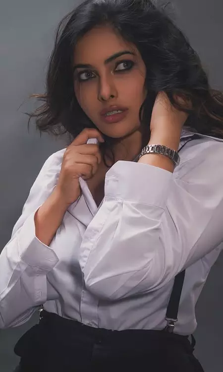 Divi Vadthya’s Vintage Vibe Impresses Fans on Instagram