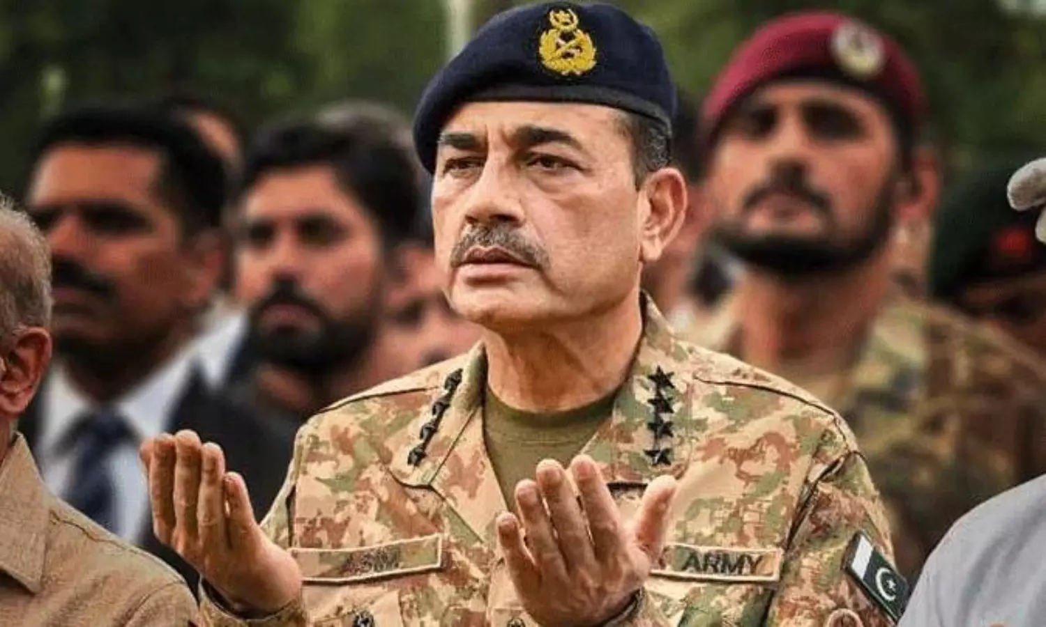 పాక్ దుస్థితి: సేఫ్ హౌస్ లో ప్రధాని... (హౌస్) అరెస్ట్ లో ఆర్మీ చీఫ్!