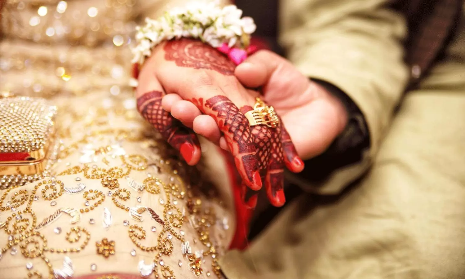 రెండు చేతులతో రసగుల్లా తిన్న వరుడు.. పెళ్లి క్యాన్సిల్ చేసిన వధువు