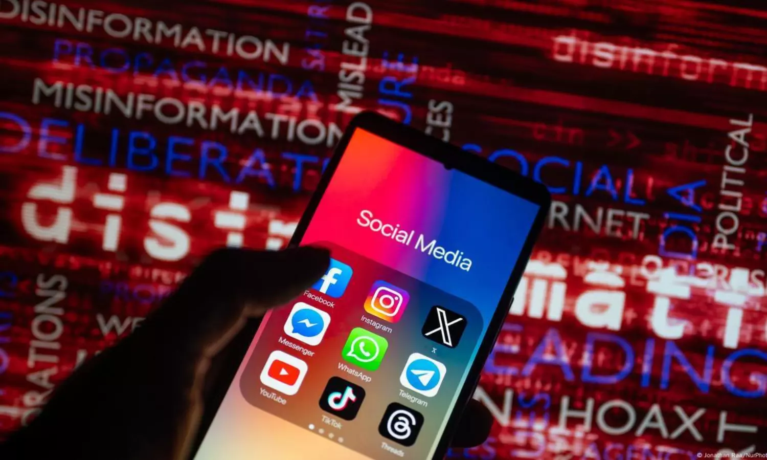 అక్క‌డ బాంబుల మోత‌.. ఇక్క‌డ న‌కిలీల సయ్యాట‌!