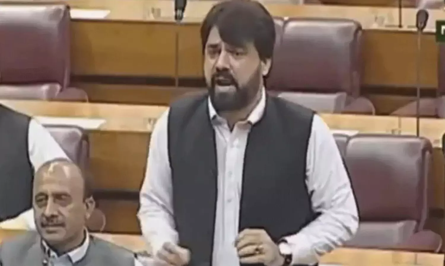 సింహాల సైన్యాన్ని నక్క నడిపిస్తే... పాక్ ఎంపీ వీడియో వైరల్! సింహాల సైన్యాన్ని నక్క నడిపిస్తే... పాక్ ఎంపీ వీడియో వైరల్!