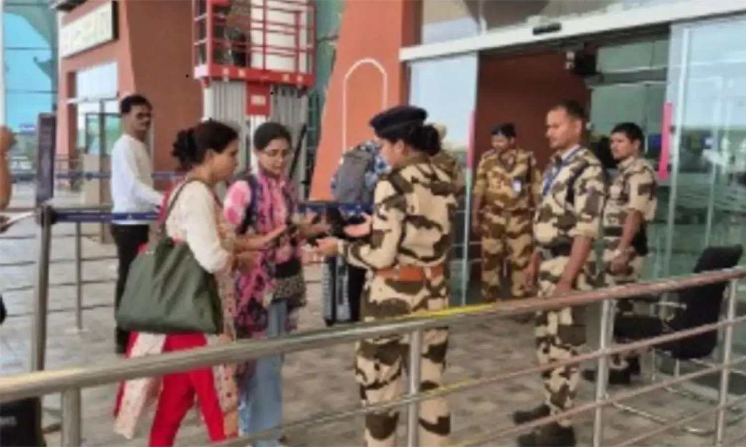 ఢిల్లీలో తప్పించుకుంది.. జబల్పూర్లో చిక్కింది.. ఒంటికి GPS ట్రాకర్తో చిక్కిన మహిళ! ఢిల్లీలో తప్పించుకుంది.. జబల్పూర్లో చిక్కింది.. ఒంటికి GPS ట్రాకర్తో చిక్కిన మహిళ!