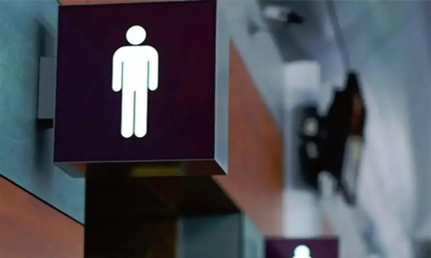 స్వీట్ షాప్‌లో దారుణం.. మహిళల టాయిలెట్‌లో సీక్రెట్ కెమెరా కలకలం!