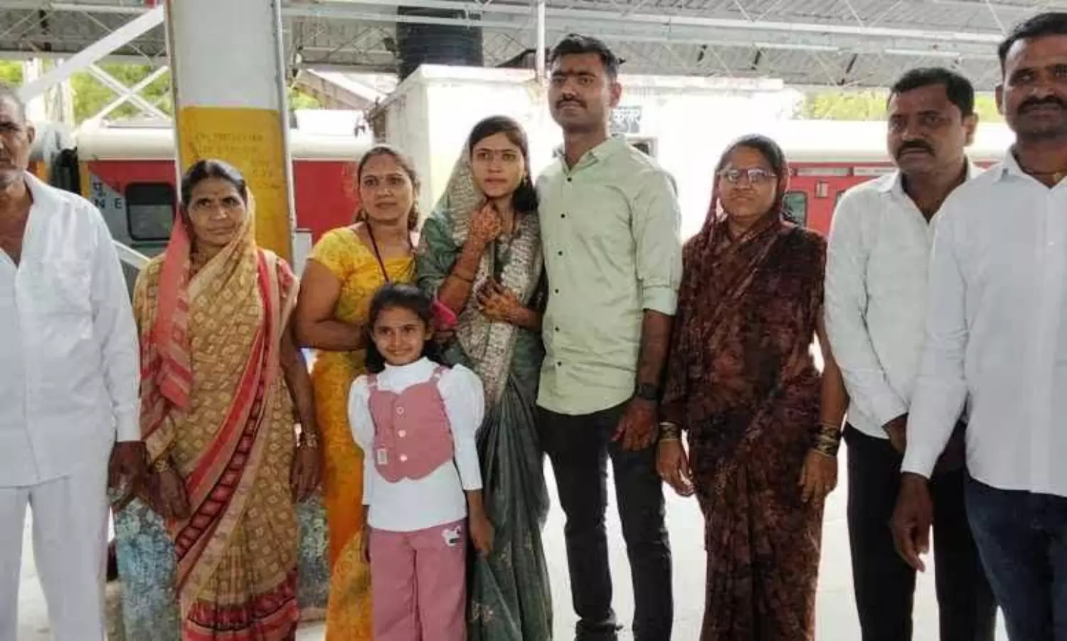 కర్తవ్యమే పరమావధి! పెళ్లయిన వెంటనే డ్యూటీలో జవాన్.. భార్య కన్నీటి వీడ్కోలు కర్తవ్యమే పరమావధి! పెళ్లయిన వెంటనే డ్యూటీలో జవాన్.. భార్య కన్నీటి వీడ్కోలు