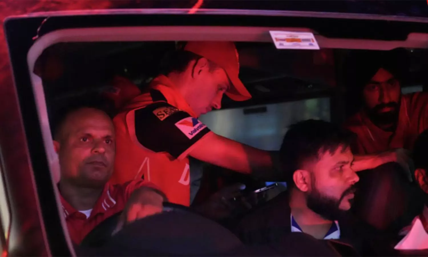 ఐపీఎల్ కు బ్రేక్.. విదేశీ ఆటగాళ్ల పరిస్థితి ఏమిటో..?