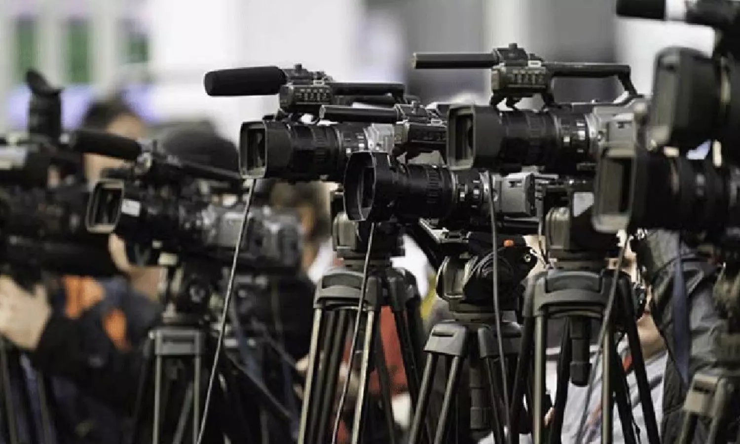 సైరన్ల విషయంలో మీడియా ఛానెళ్లకు కేంద్రం కీలక అడ్వైజరీ! సైరన్ల విషయంలో మీడియా ఛానెళ్లకు కేంద్రం కీలక అడ్వైజరీ!