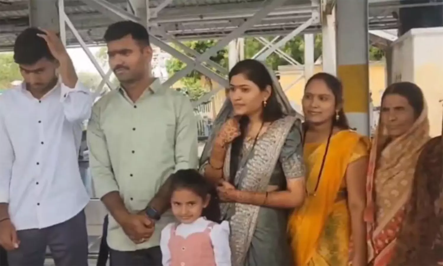 వైరల్ వీడియో - నా సింధూరం దేశం కోసం’..పెళ్లైన రెండ్రోజులకే భర్తను సరిహద్దుకు పంపిన వధువు వైరల్ వీడియో - నా సింధూరం దేశం కోసం’..పెళ్లైన రెండ్రోజులకే భర్తను సరిహద్దుకు పంపిన వధువు