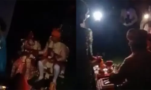 బ్లాక్ అవుట్ వేళ.. సెల్ ఫోన్ వెలుగులో వారి పెళ్లి